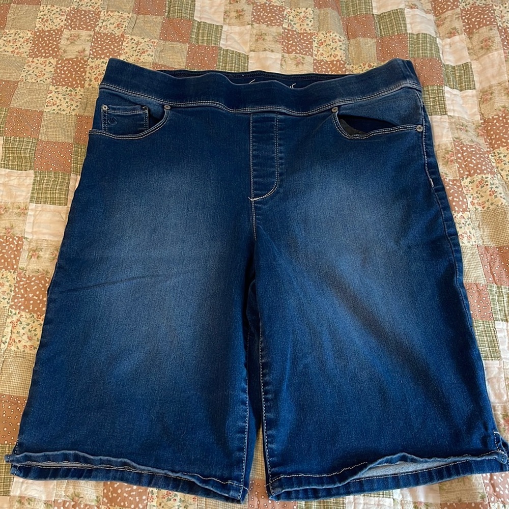 Blue denim slimming Bermuda shorts